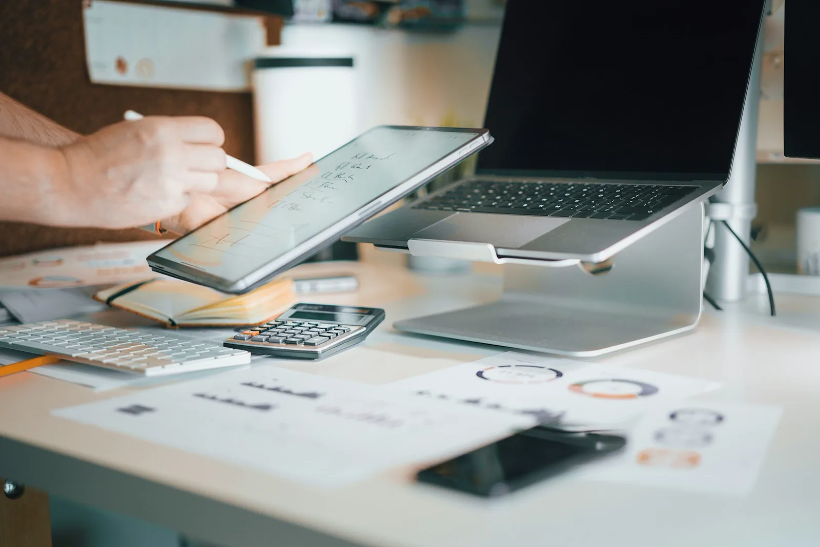 Bureau avec ordinateur, tablette et calculatrice pour préparer le budget d'un site internet
