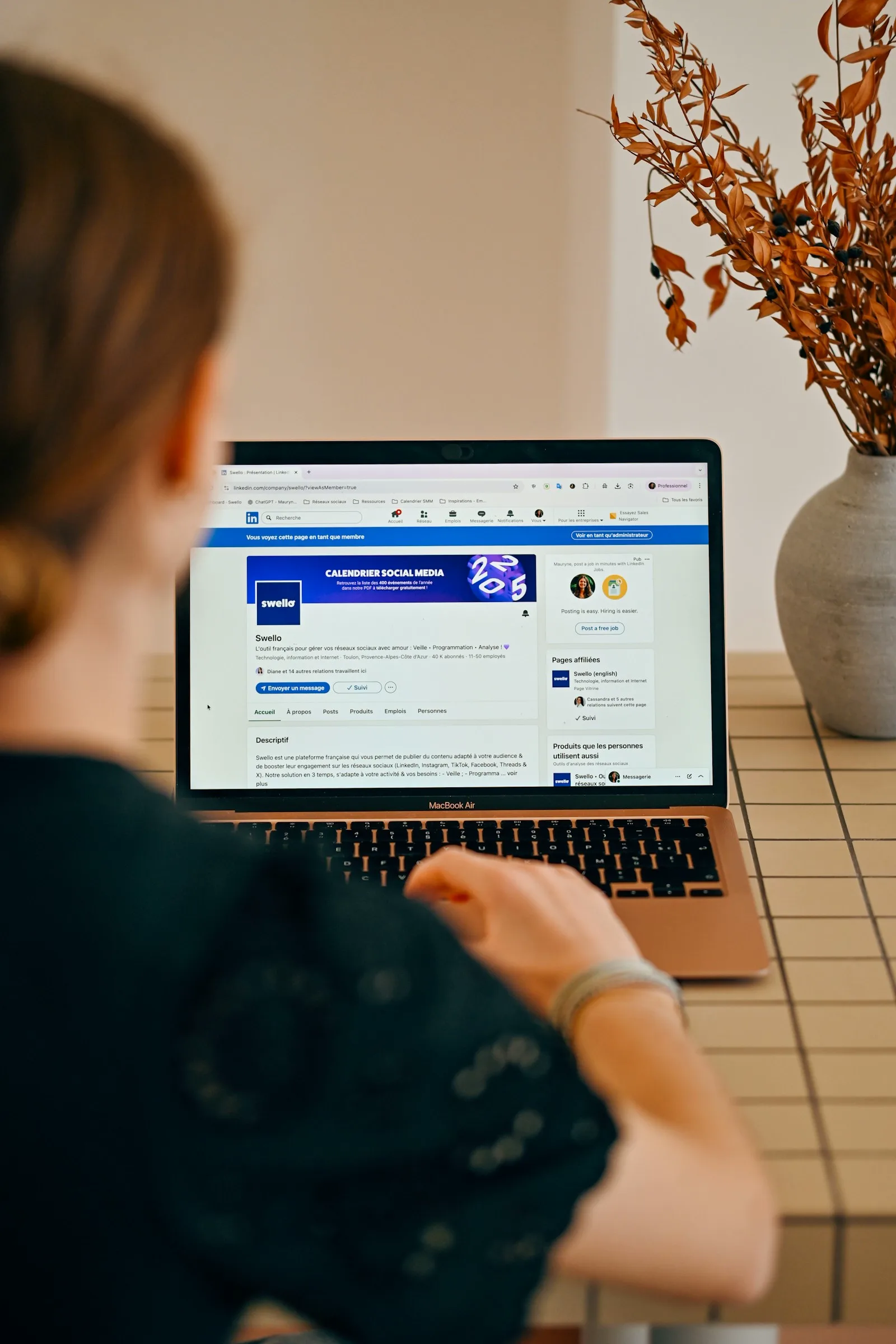 Professionnel consultant une page de réseau social sur un ordinateur portable